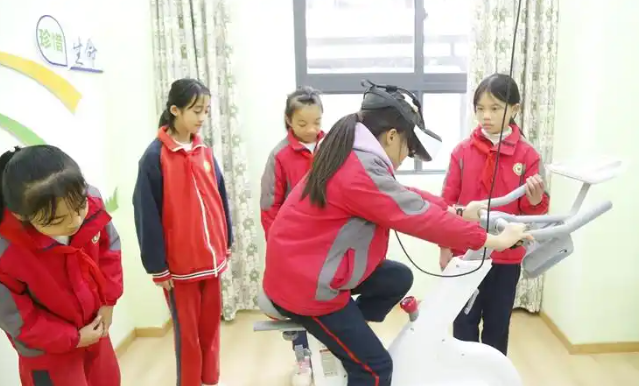 同学们正一起拼搭心情积木五颜六色的积木块在他们手中逐渐成型