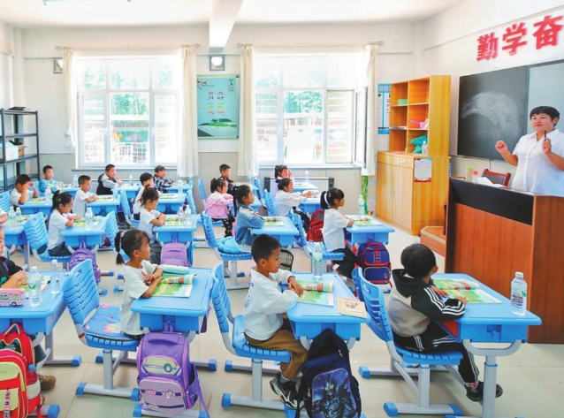 将教育定性为公共服务是对教育功能的精准定位更是对民生需求的深入回应